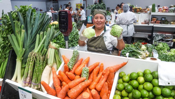 Hoy ofertas de vainita, zanahoria, haba verde, piña, naranja y manzana en el mercado mayorista